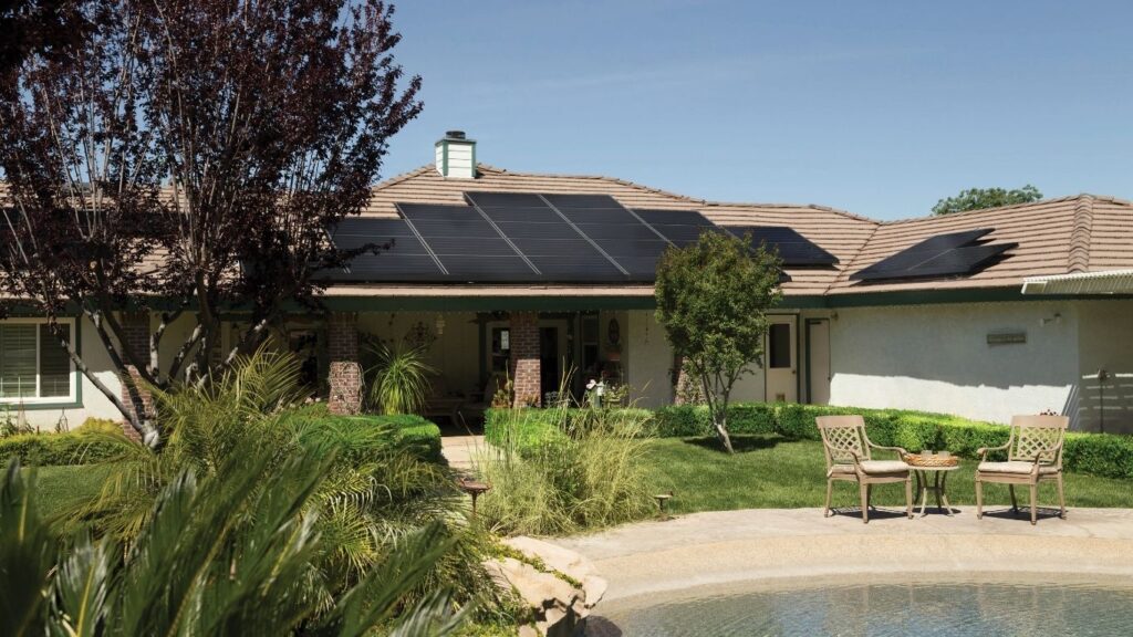 solar panels powering the home and pool in Marion County, Oregon