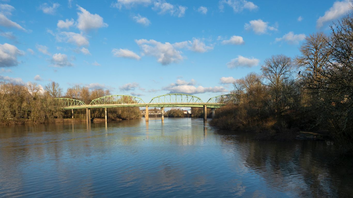 Albany Oregon Willamette River Ellsworth Street Bridge between Benton and Linn County, Oregon