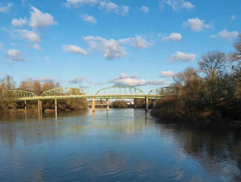 Albany Oregon Willamette River Ellsworth Street Bridge between Benton and Linn County, Oregon